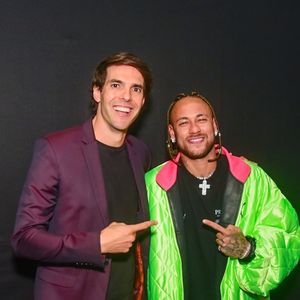 Neymar foi criticado ao surgir de tranças em evento ao lado de Kaká