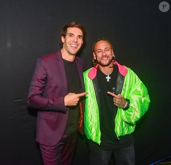 Neymar foi criticado ao surgir de tranças em evento ao lado de Kaká