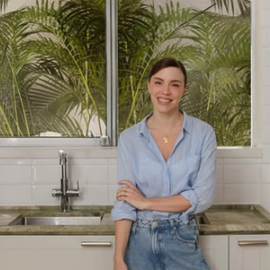 Foi usado a Alga Green, um quartzito natural pensado exclusivamente pra esse projeto, diz Alice Wegmann