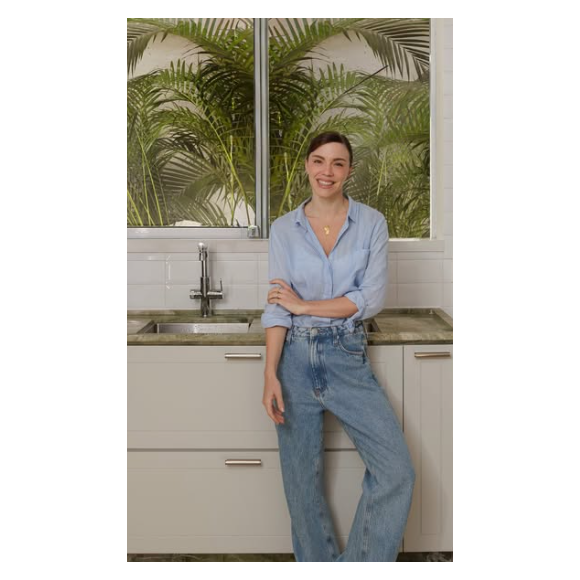 Foi usado a Alga Green, um quartzito natural pensado exclusivamente pra esse projeto, diz Alice Wegmann