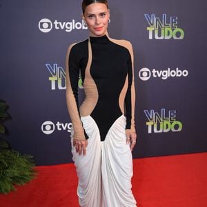 Carolina Dieckmann comenta sobre a situação: 'Não falem mais de mim que eu estou rebatendo, porque essa não é minha ideia, a minha ideia é que a gente possa cada vez dialogar mais'