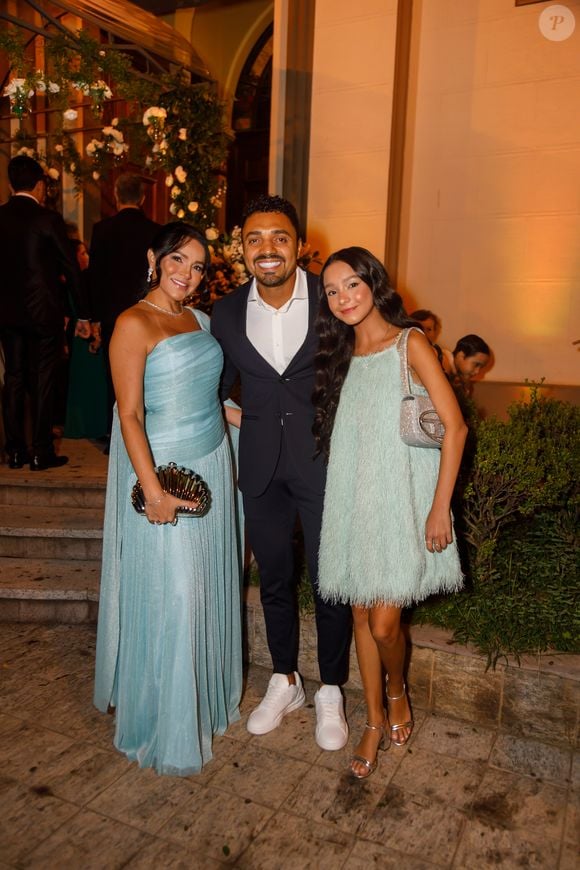 O humorista Tirullipa prestigiou o casal ao lado da esposa e filha