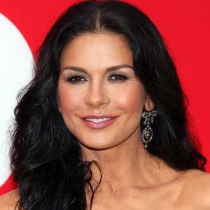 Antes e depois Catherine Zeta-Jones em 25 fotos: descobrimos os segredos da Mortícia Addams, de 'Wandinha', para manter sua aparência jovem aos 55 anos