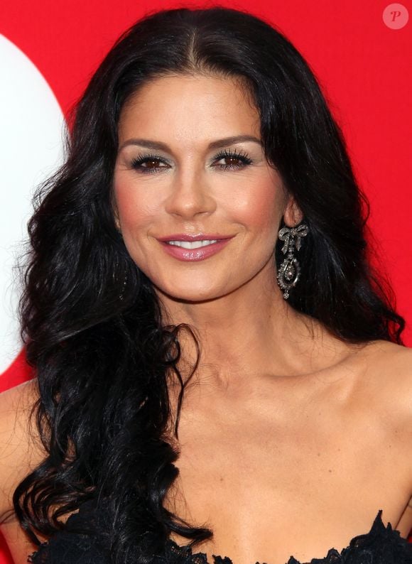 Antes e depois Catherine Zeta-Jones em 25 fotos: descobrimos os segredos da Mortícia Addams, de 'Wandinha', para manter sua aparência jovem aos 55 anos