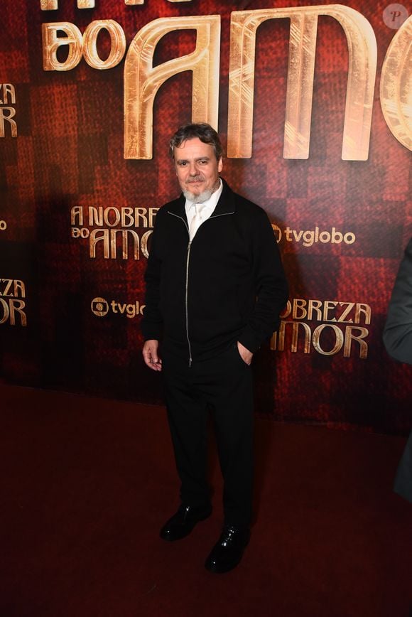 Cassio Gabus Mendes gravata clara e roupas em tons escuros para festa da novela 'A Nobreza do Amor', próxima trama das seis da Globo