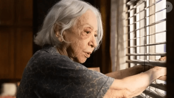 Fernanda Montenegro, aos 96 anos, ainda teme dificuldades financeiras e segue atenta às economias pessoais