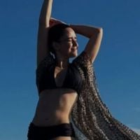 Fora de novelas há quase 9 anos, Fernanda Vasconcellos posta rara foto de biquíni e agita web: 'E esse abdômen?!'