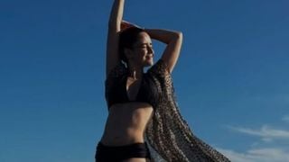 Fora de novelas há quase 9 anos, Fernanda Vasconcellos posta rara foto de biquíni e agita web: 'E esse abdômen?!'