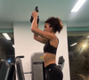 Para suar muito na academia, a atriz apostou no seu visual natural, com o cabelo cacheado e preso