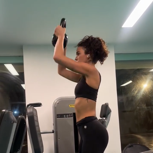 Para suar muito na academia, a atriz apostou no seu visual natural, com o cabelo cacheado e preso