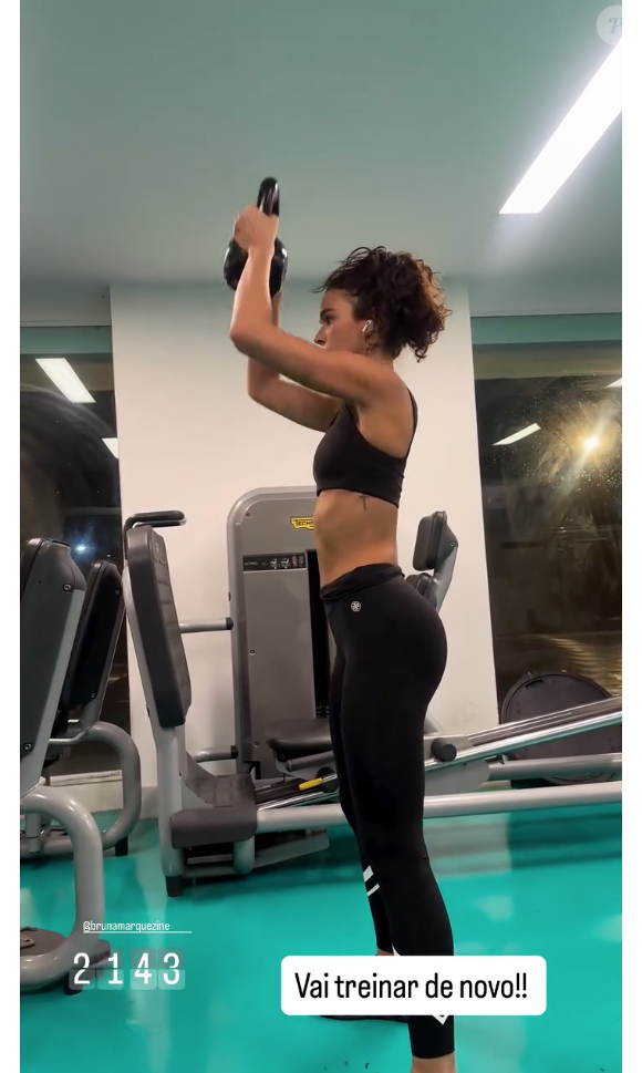 Para suar muito na academia, a atriz apostou no seu visual natural, com o cabelo cacheado e preso