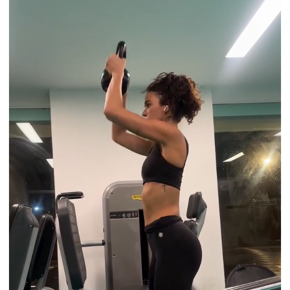 Para suar muito na academia, a atriz apostou no seu visual natural, com o cabelo cacheado e preso