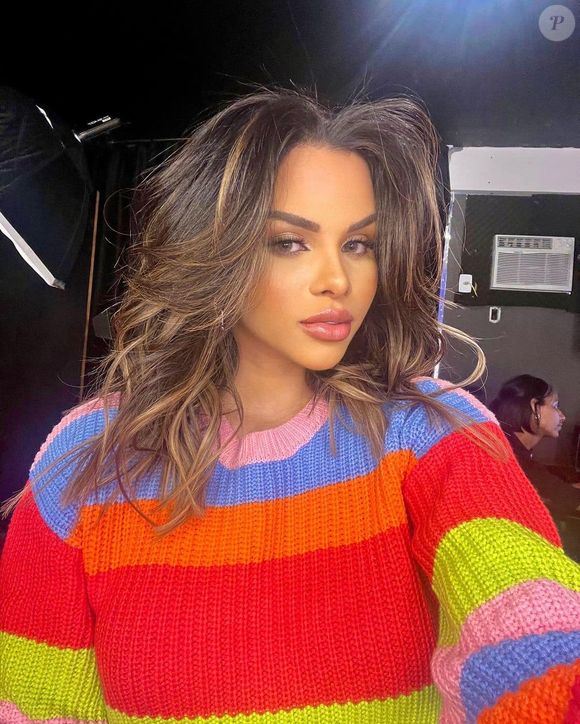 Gabily, de 'A Fazenda 17', exibe cabelo com tamanho natural no tom castanho com mechas