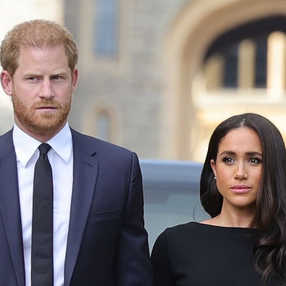 Medo à vista: Meghan Markle teme que reencontro de Harry com o Rei Charles III aproxime o príncipe da realeza e afaste o casal, segundo insider