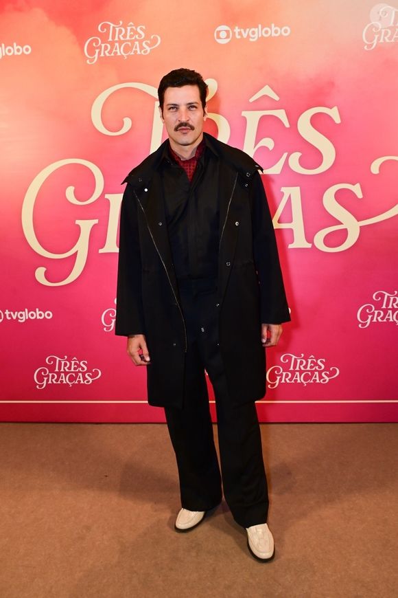 Leandro Lima é Herculano em 'Três Graças', um diretor de banco bem-sucedido. O galã conquista a todos com seus 1,85m de altura