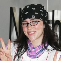 Billie Eilish é flagrada aos beijos com Nat Wolff e web a acusa de pink money: 'Um álbum inteiro sobre ser lésbica só para namorar um homem'