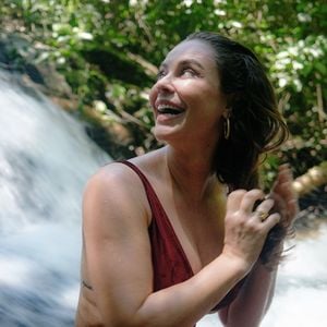 Paolla Oliveira publicou algumas fotos curtindo um banho de cachoeira neste sábado (31)