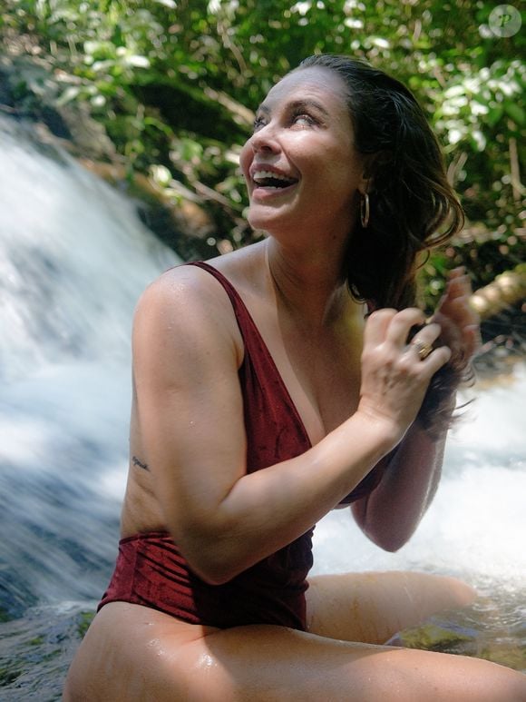 Paolla Oliveira publicou algumas fotos curtindo um banho de cachoeira neste sábado (31)