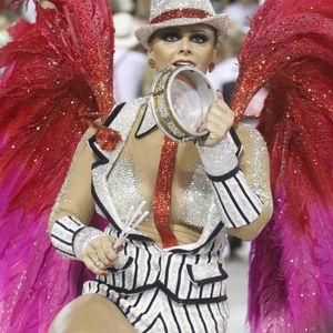 Viviane Araújo deixou muita gente impressionada ao surgir completamente fora do comum no Carnaval de 2016, com uma fantasia comportada e com poucas brechas para seu corpo