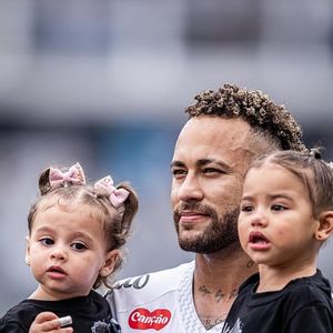 Neymar na Copa 2026: jogador em foto com as filhas; troca de figurinhas entre pais e filhos é importante relação e mostra às crianças que 'adulto também tem desejo, paciência, frustração e alegria'