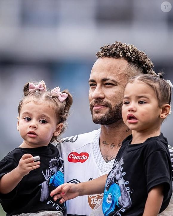 Neymar na Copa 2026: jogador em foto com as filhas; troca de figurinhas entre pais e filhos é importante relação e mostra às crianças que 'adulto também tem desejo, paciência, frustração e alegria'