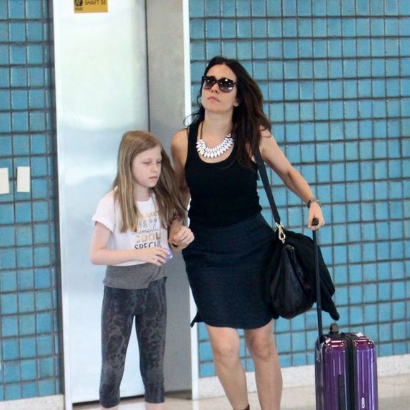 Nas grandes cidades, a pressa está presente no dia a dia das pessoas - foto de arquivo ilustrativa mostra Alessandra Negrini embarcando às pressas com a filha