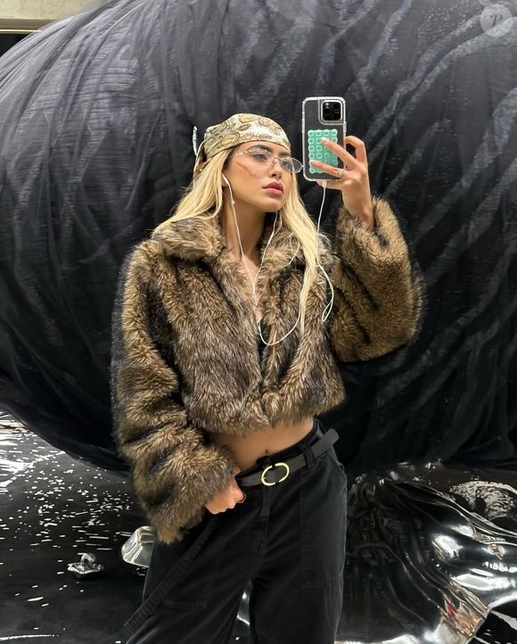 Mariana Tollendal, de 28 anos, também é cantora e compositora. Ela conheceu Danny pela internet, mas os dois nunca se viram pessoalmente