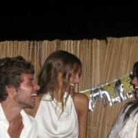 Vestido transparente tipo camisola: Bruna Marquezine deixa calcinha à mostra e dispensa sutiã em look vintage para Réveillon com Shawn Mendes