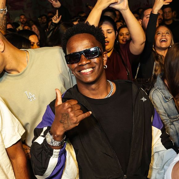 Sósia de Vinicius Jr. rouba a cena durante show de Zé Felipe no Rio de Janeiro e impressiona pela semelhança com o jogador