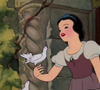 Você sabia que Branca de Neve e os Sete Anões teve uma versão original muito mais violenta? O conto dos irmãos Grimm incluía canibalismo e um final cruel, elementos removidos pela Disney para criar o clássico de 1937
