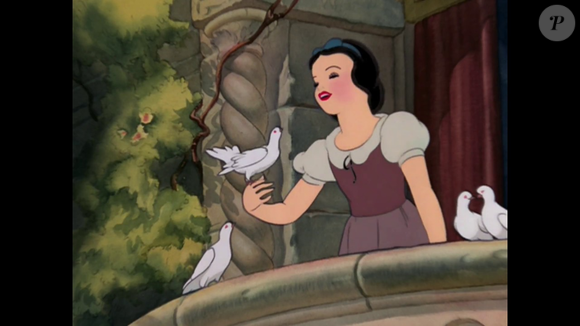Você sabia que Branca de Neve e os Sete Anões teve uma versão original muito mais violenta? O conto dos irmãos Grimm incluía canibalismo e um final cruel, elementos removidos pela Disney para criar o clássico de 1937