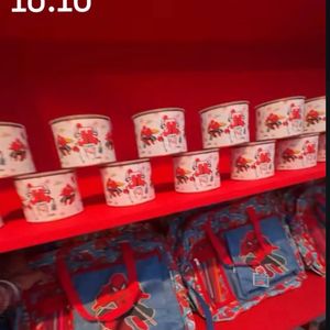 As lembrancinhas da festa foram organizadas em prateleiras com nichos de fundo vermelho, compondo também a decoração do ambiente