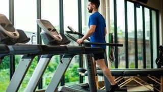 Marco Mendoza, personal trainer: 'Para queimar gordura, caminhar em uma esteira inclinada pode ser mais eficiente e sustentável do que correr'