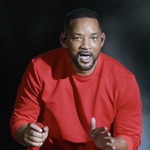 Na ação, Brian afirma que teria sido exposto a um ambiente marcado por “comportamento predatório” e que estaria sendo “deliberadamente aliciado e preparado” para exploração sexual durante a turnê “Based on a True Story: 2025”