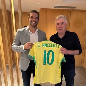 Médico, empresário e dirigente esportivo, Samir Xaud assumiu a presidência da CBF em 2025 após receber apoio de 25 das 27 federações estaduais, segundo informações da própria entidade. Na foto, ele aparece ao lado do técnico da Seleção Brasileira, Carlo Ancelotti