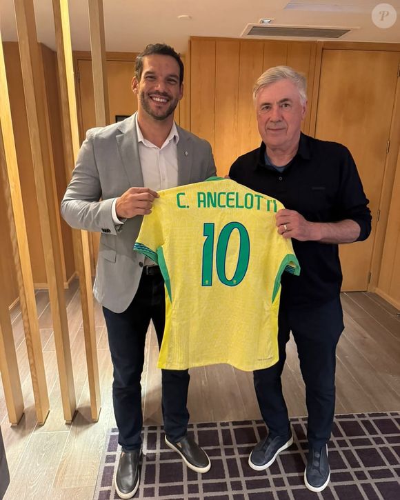 Médico, empresário e dirigente esportivo, Samir Xaud assumiu a presidência da CBF em 2025 após receber apoio de 25 das 27 federações estaduais, segundo informações da própria entidade. Na foto, ele aparece ao lado do técnico da Seleção Brasileira, Carlo Ancelotti