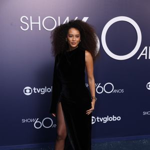 Giovanna Lancellotti e Tais Araújo foram com vestido de veludo preto assimétrico à festa de 60 anos da Globo