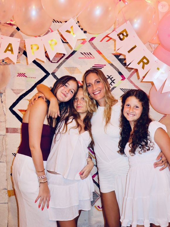 Filha de Schynaider Moura em foto com as irmãs mais novas e a mãe em 26 de julho, no aniversário de 11 anos de Gioe, caçula da modelo