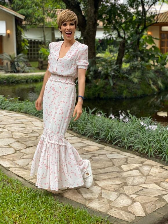 A apresentadora Ana Furtado sofreu um acidente durante um treino de hipismo, resultando na fratura de duas costelas