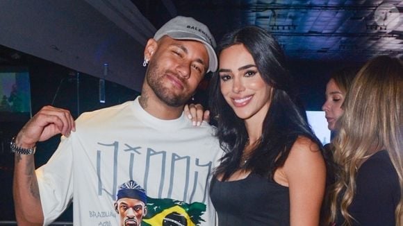 Entre idas e vindas desde 2021, Neymar e Bruna Biancardi seguem juntos. A influenciadora digital, dona do perfil @brunabiancardi, soma 15 milhões de seguidores apenas no Instagram. O casal é pai de Mavie, nascida em 2023, e Mel, nascida em 2025