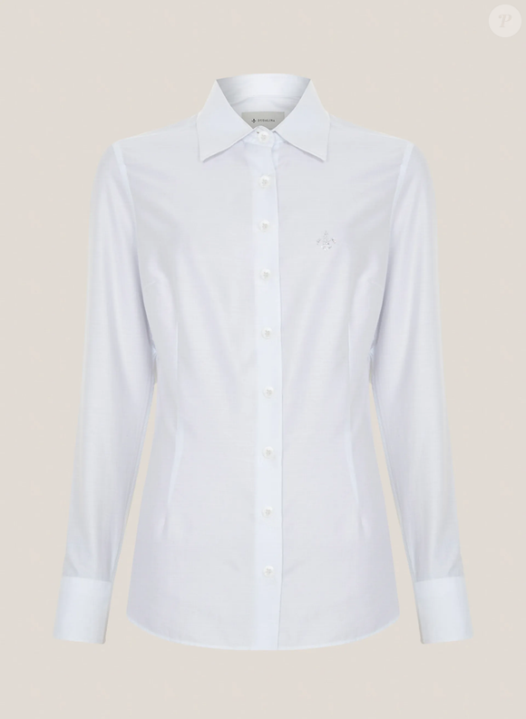 Elegância que atravessa temporadas: a camisa da Dudalina (R$ 599,90) reforça que investir em bons básicos é garantia de estilo duradouro