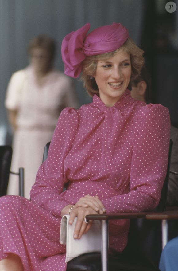 Princesa Diana trazia um ar mais romântico quando apostava em rosa com estampas delicadas, como a de poás, combinadas aos acessórios da mesma cor.