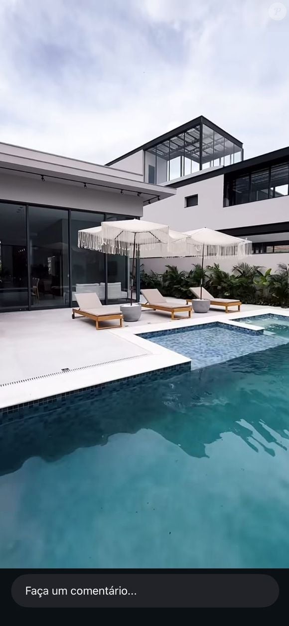 O imóvel conta com piscina, área gourmet, três suítes e garagem para quatro carros