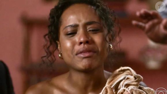 Resumo da novela 'Garota do Momento': Beatriz fala para Bia esquecer a questão da relação de irmã entre as duas.