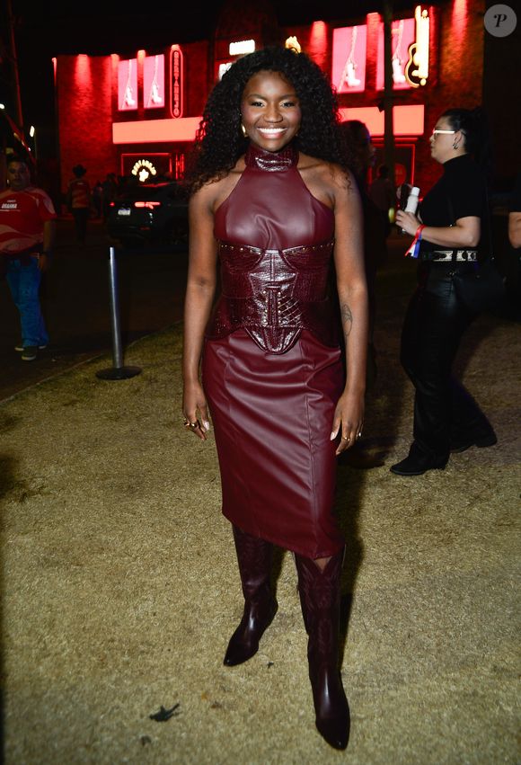 Festa do Peão de Barretos 2025: apresentadora do Multishow, Kenya Sade elegeu um look de couro com corset elegante