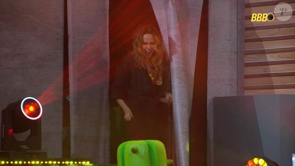 Ana Paula volta com tudo à Festa do Líder ao som de 'Erva Venenosa', de Rita Lee, no 'BBB 26'