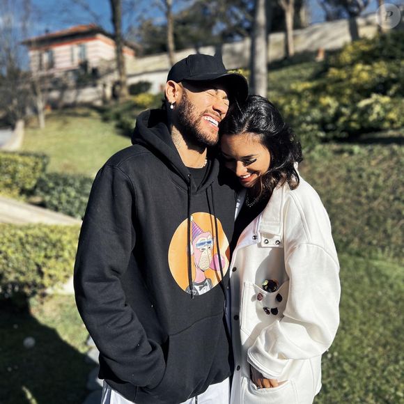 Neymar e Bruna Biancardi se casaram em 2025, mas durante o ano enfrentaram turbulência na relação: jogador foi acusado de nova traição e rumores apontaram insatisfação de sua parte pela presença da sogra na tripla mansão do casal em Santos