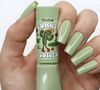 Segundo informações divulgadas pela própria marca, o esmalte “Cranky Cactus”, da coleção Funky Flower, da Dailus, possui acabamento cremoso, brilho intenso, secagem rápida e longa duração. O vidrinho ainda aposta em uma proposta divertida ao descrever a cor como “durona por fora e sensível por dentro”. O preço sugerido é de R$ 9,99