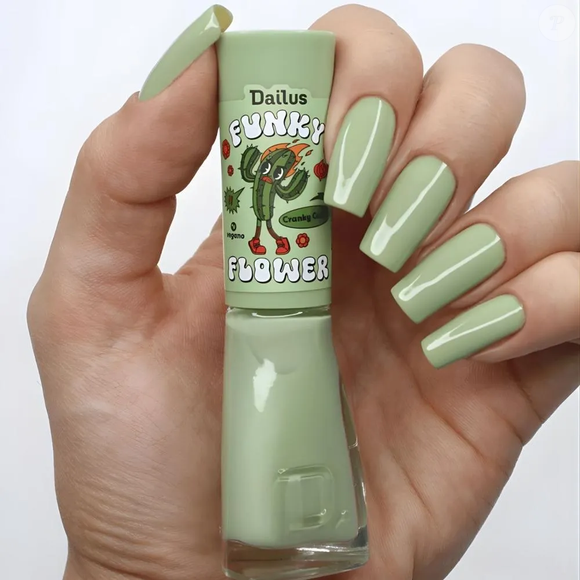 Segundo informações divulgadas pela própria marca, o esmalte “Cranky Cactus”, da coleção Funky Flower, da Dailus, possui acabamento cremoso, brilho intenso, secagem rápida e longa duração. O vidrinho ainda aposta em uma proposta divertida ao descrever a cor como “durona por fora e sensível por dentro”. O preço sugerido é de R$ 9,99