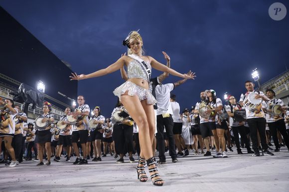 Wenny Isa é a rainha de bateria da escola Botafogo Samba Clube no carnaval 2026